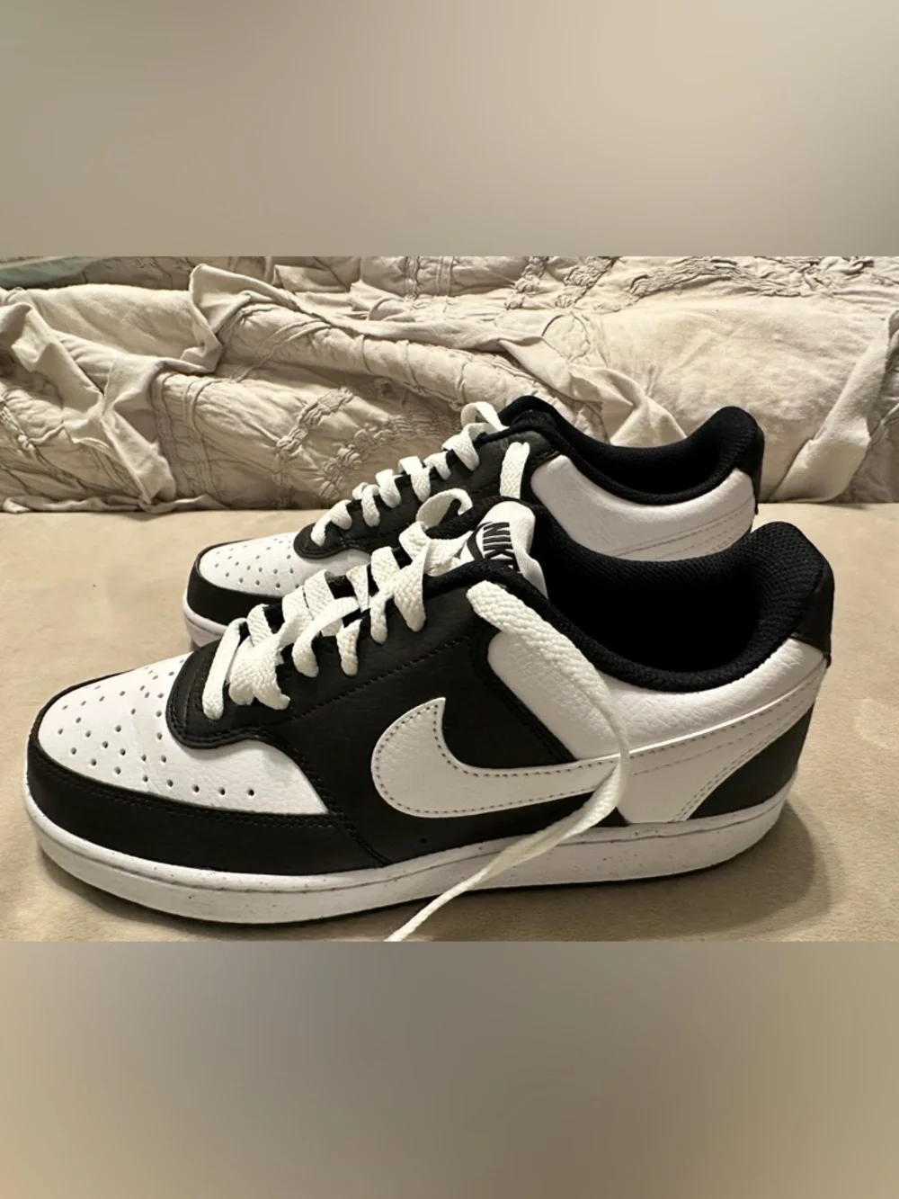 Nike Black and White Low-Top Trainers - Picture 2 of 6